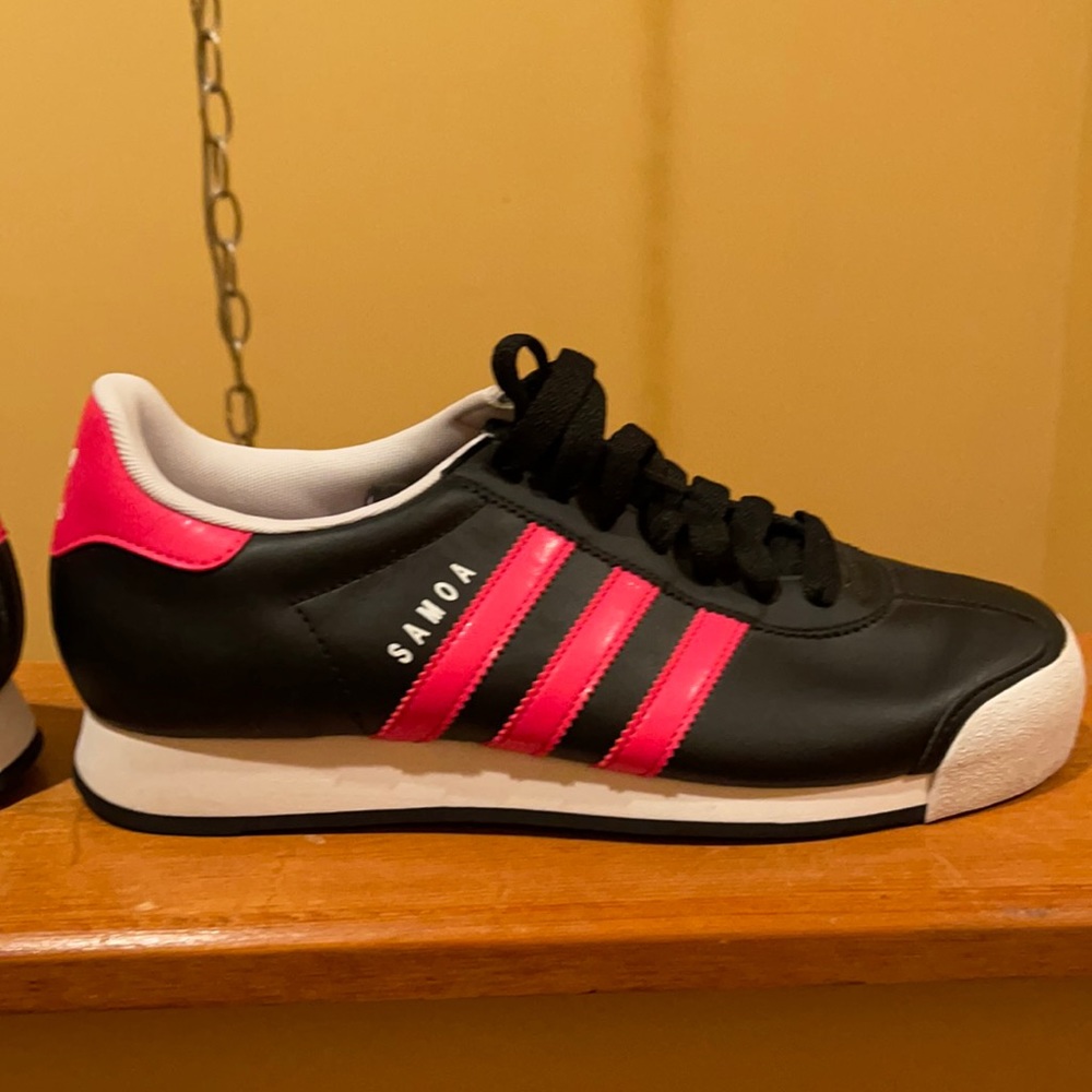 Size 9 Ladies Samoa adidas sneaker